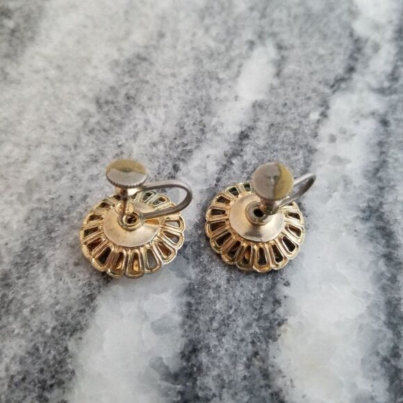 Vintage Flower Clip On Earrings, Screw Backs, Gold Tone, Retro 60s Style - Picture 3 of 5